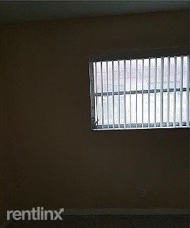 Building Photo - 3 br, 2 bath Townhome - 7640 SW 10th St B