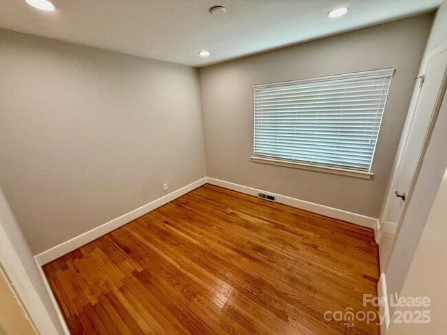 Building Photo - 1425 Montford Dr
