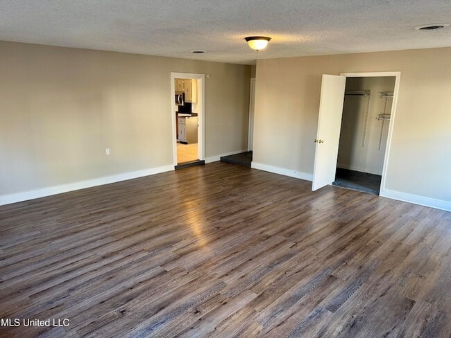 Building Photo - 7141 Oak Forest Dr