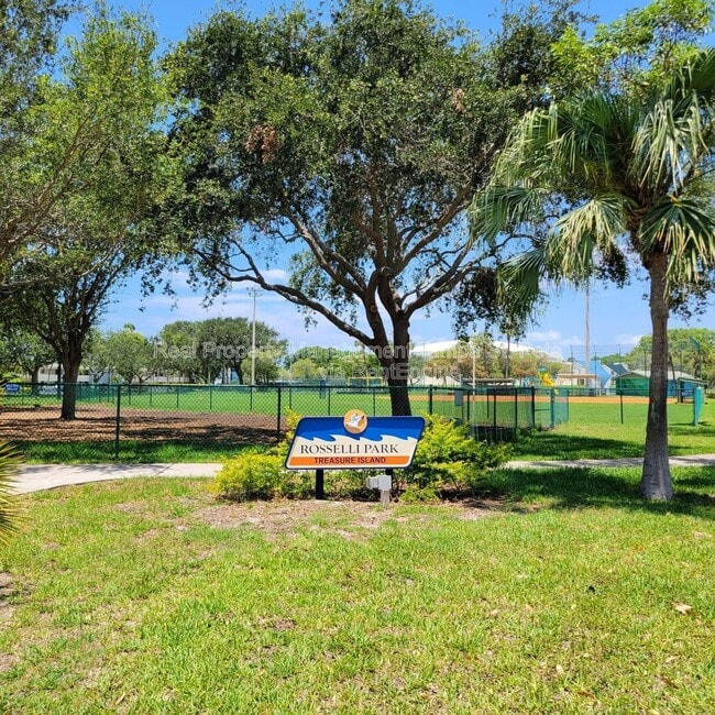 Building Photo - 12310 Capri Cir N