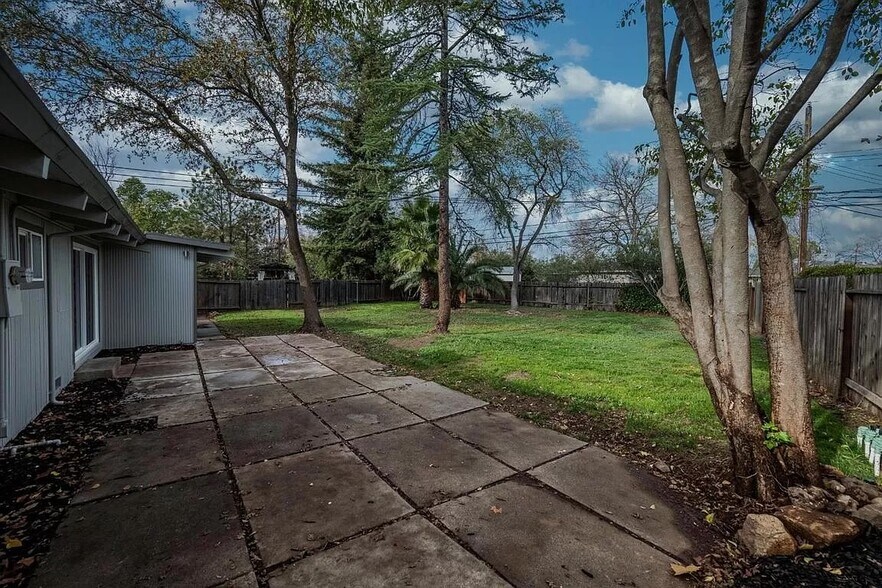 Building Photo - 4421 Robertson Ave