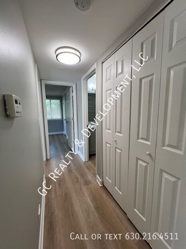 Building Photo - 403 Pinetree Ln