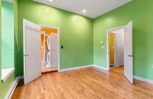 Building Photo - 231 W Newton St