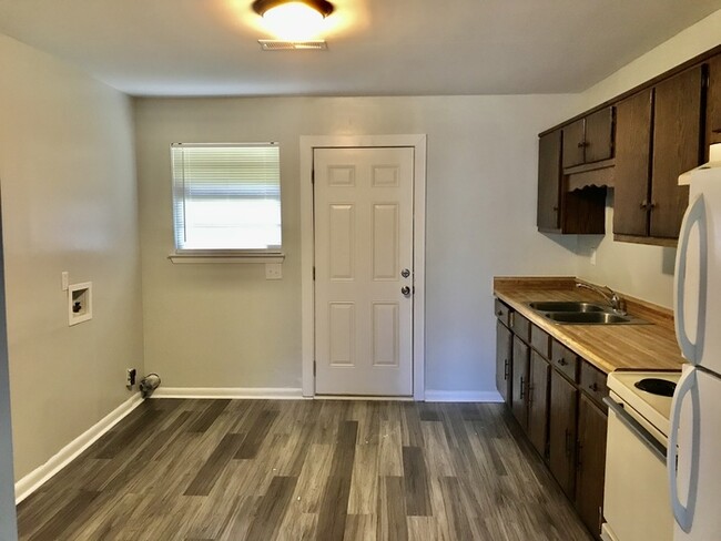 Building Photo - Newly Remodeled Duplex 2Bed/1Bath Off HWY 58!