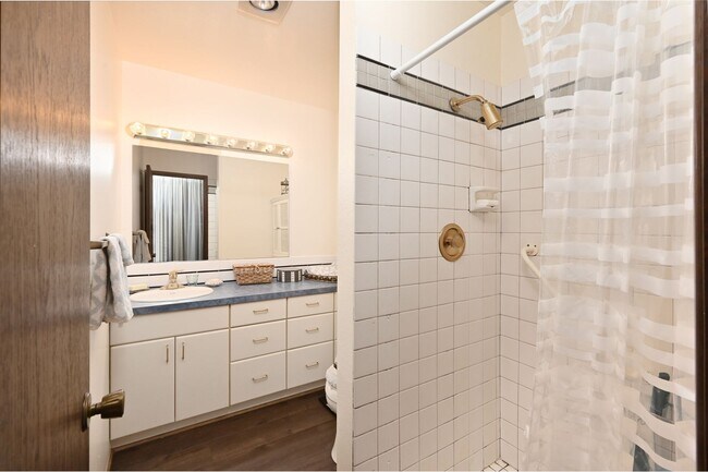 Building Photo - Beautiful 2-bed, 2-bath condo in Seattle f...