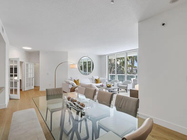 Building Photo - 347 N New River Dr E