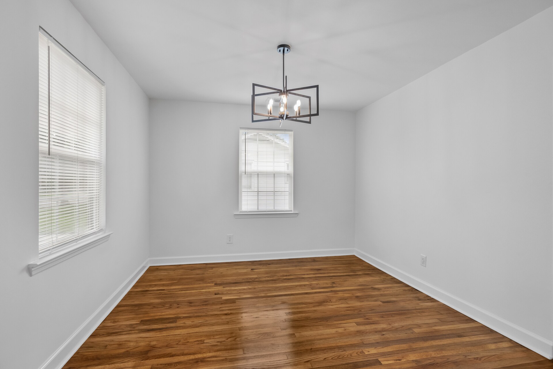 Building Photo - 12 N Parkwood Dr