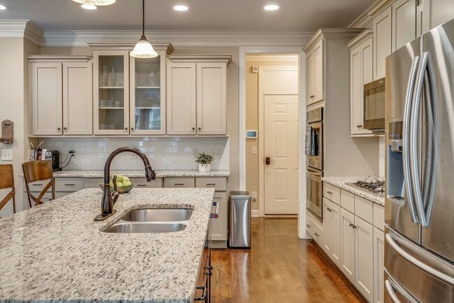 Building Photo - Custom built home in a great location in B...