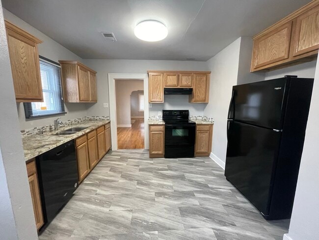 Building Photo - 405 Vassar Dr SE