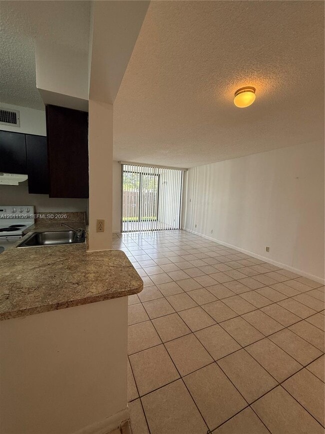 Building Photo - 210 Lake Pointe Dr