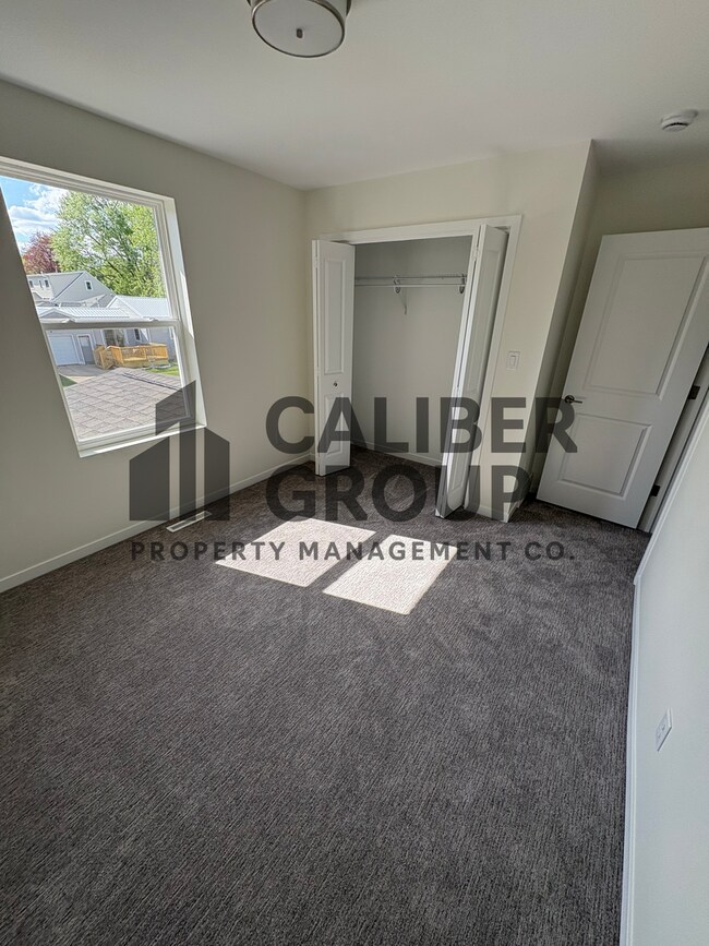 Building Photo - 3 Bd 1 Ba Condo for rent in Waterloo, IA