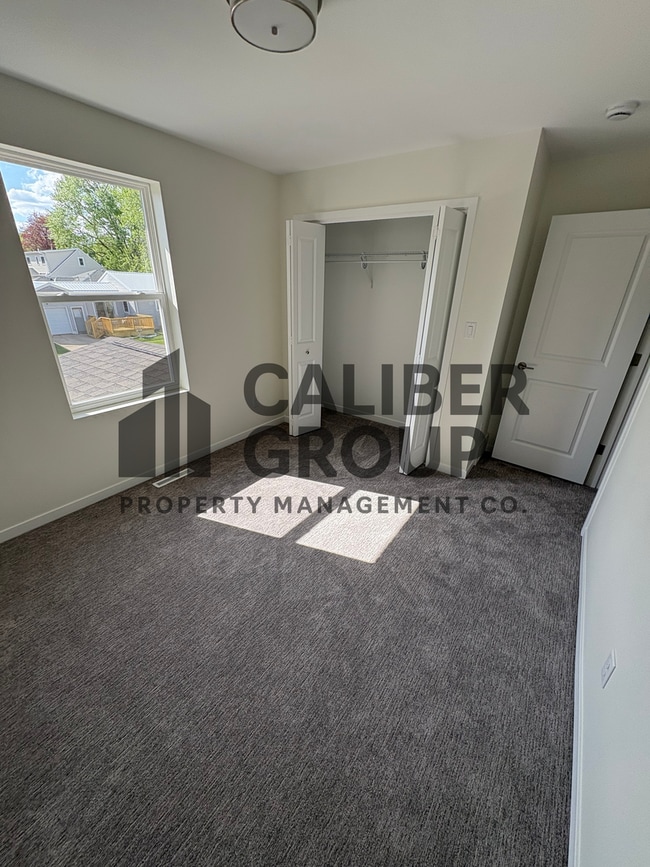 Building Photo - !HALF OFF FIRST MONTHS RENT SPECIAL! 3 Bd 1 Ba Condo for rent in Waterloo, IA !HALF OFF FIRST MON...