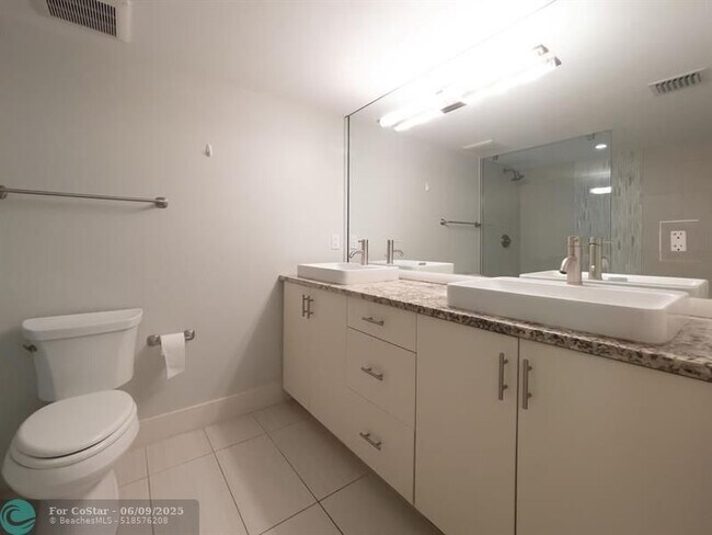 Building Photo - 64 Isle of Venice Dr