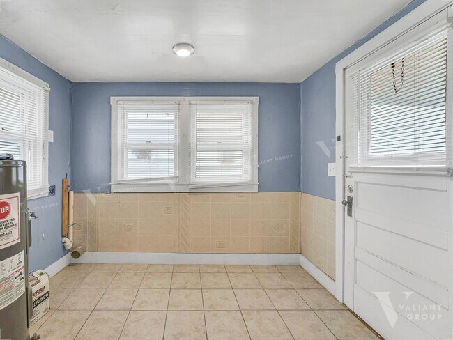 Building Photo - Charming 2-Bedroom, 1-Bathroom House for R...