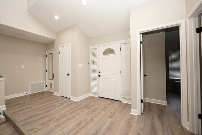Building Photo - Great Bluewater Bay Location
