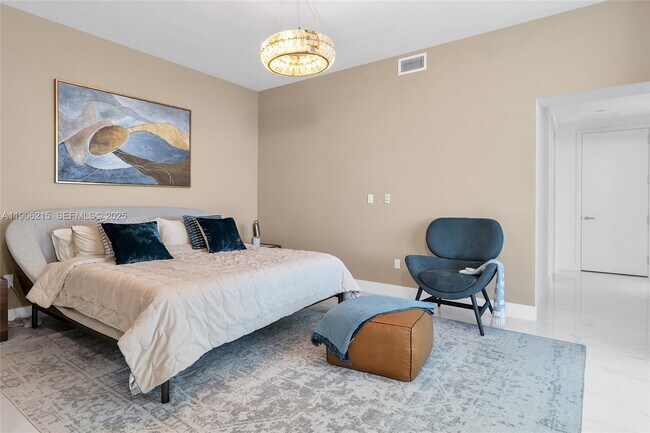 Building Photo - 16901 Collins Ave