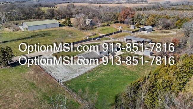 Building Photo - Country Charm Just Minutes From Lawrence!