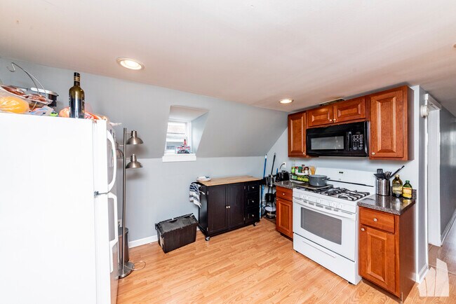 Building Photo - 1332 W Barry Ave