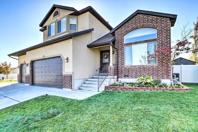 Building Photo - 4627 Seminole Cir
