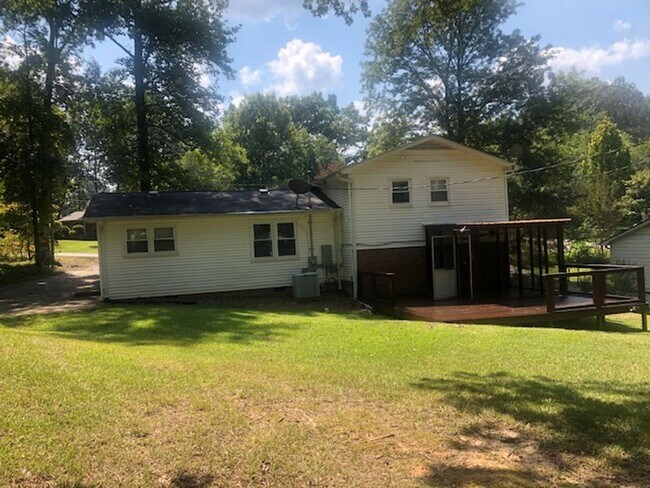 Building Photo - Travelers Rest !! 3 BR, 2 BA with Great Living Space - Den, Bonus Room, Primary Suite has a HUGE ...