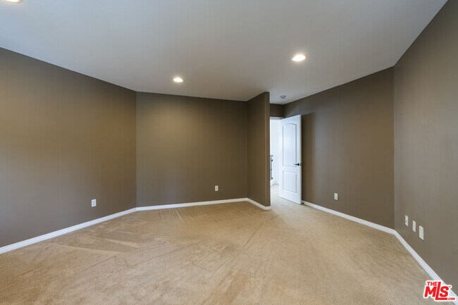Building Photo - 14321 Hortense St