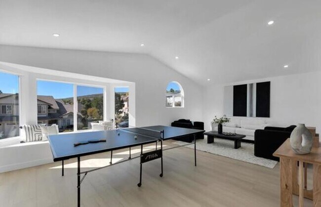 Building Photo - MOVE-IN READY 4+3 w/upgrades, great floorp...
