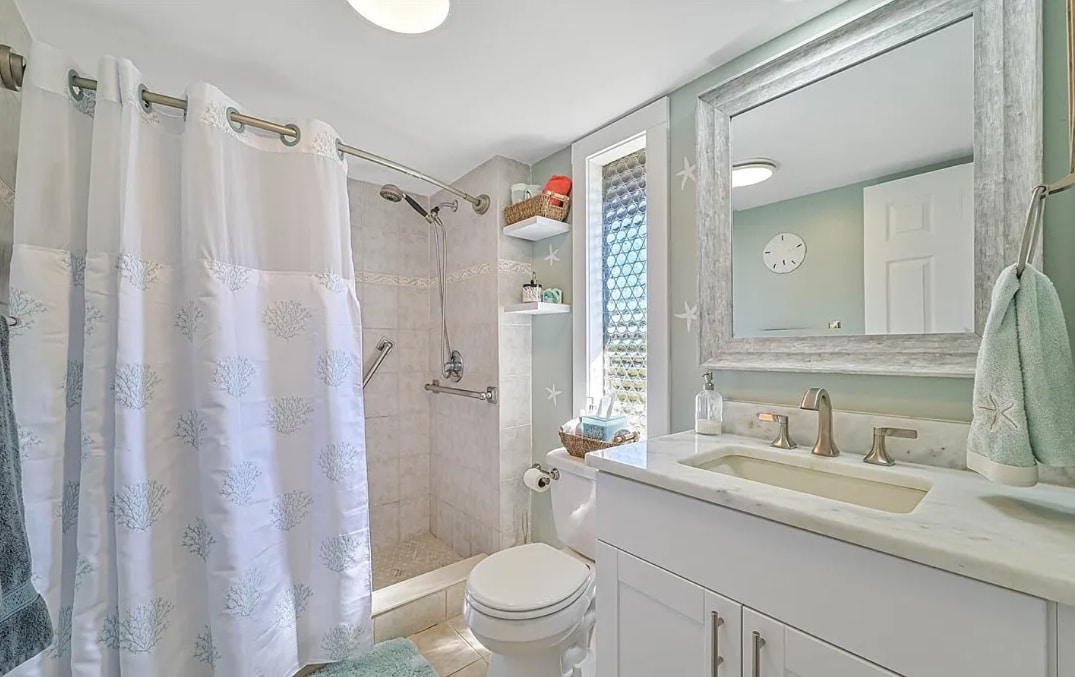 Upstairs Bathroom - 4267 Island Cir