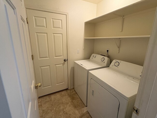 Building Photo - 3 bed 2 Bath NW Tucson Home