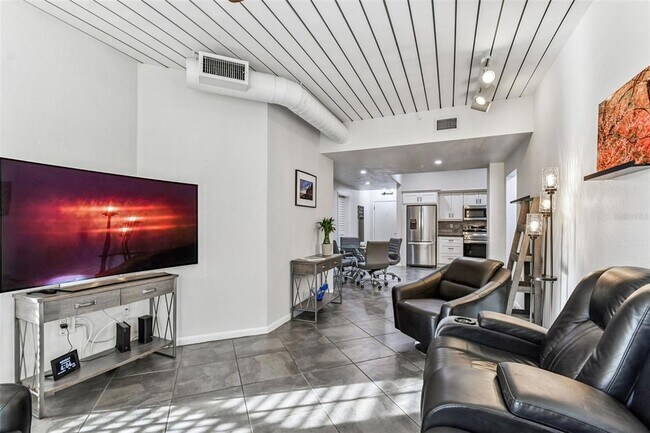 Building Photo - 2421 W Horatio St