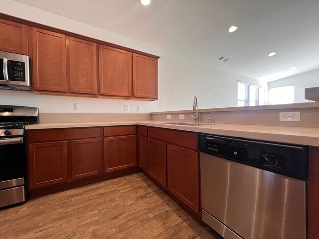 Building Photo - Large 4 bedroom home located in Green Vall...