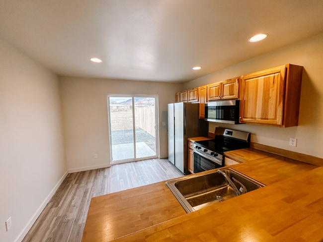 Building Photo - Newer Duplex for Rent Between Twin Bridges and Sheridan!