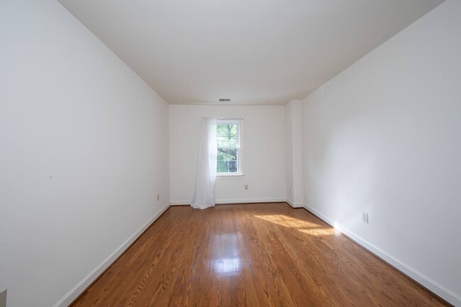 Building Photo - Prime Location!