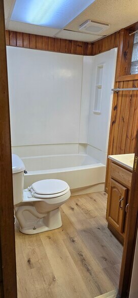 Building Photo - 1420 Thompson Ave