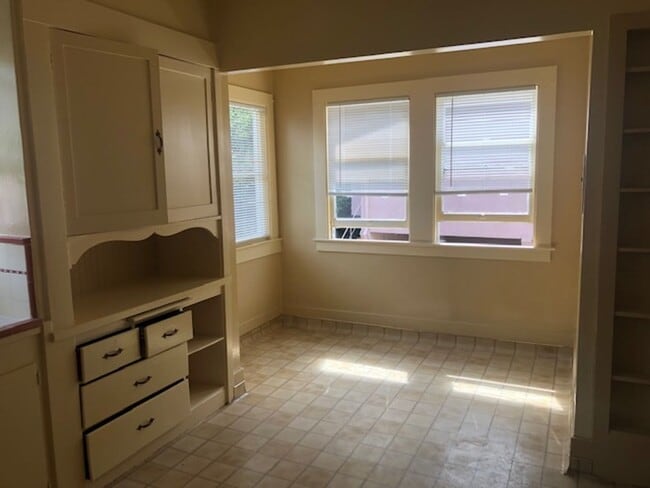 Building Photo - Rockridge house, Walk to Bart, Shops and R...