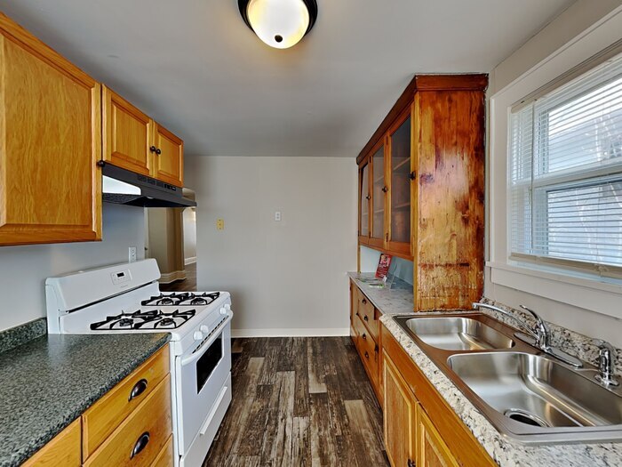 Building Photo - 2068 Reaney Ave E