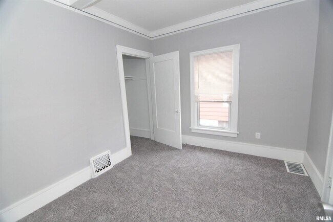 Building Photo - 1124 18th Ave