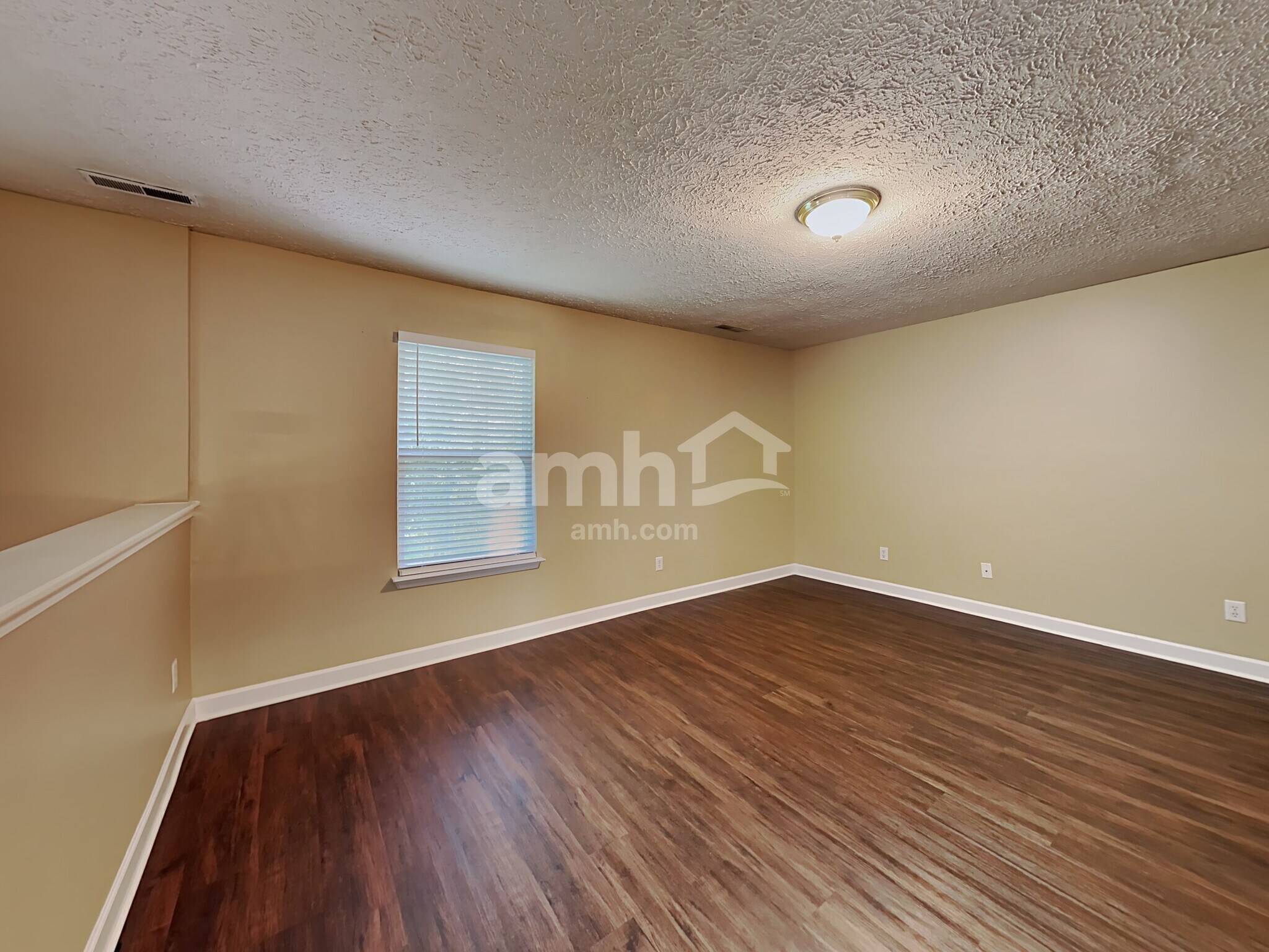 Building Photo - 8028 Meadowview Ln