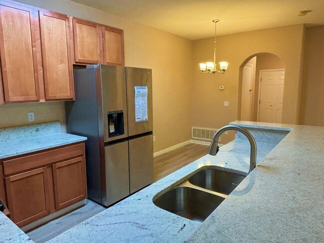 Building Photo - Fully Renovated 2 Bed / 2 Bath in East Aurora — Available 08/01/26