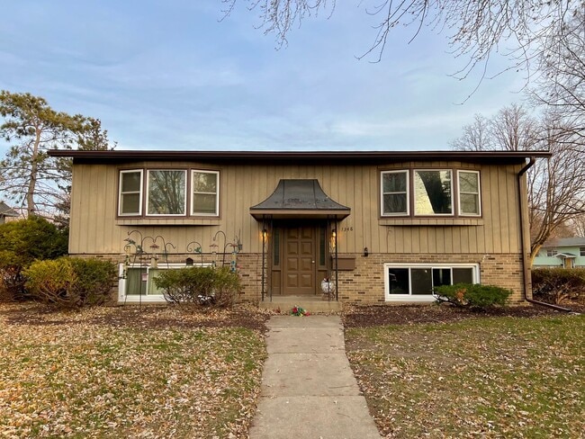 Building Photo - Recently Renovated 1-bed, 1-bath Apartment with Garage