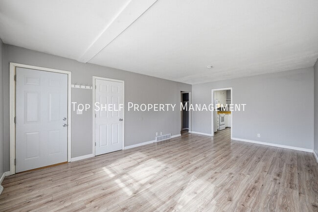 Building Photo - 2427 Welbeck Rd