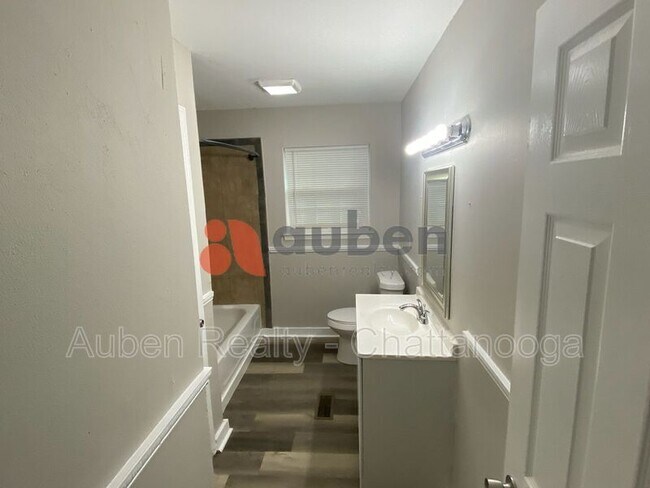 Building Photo - 1529 N Chester Rd