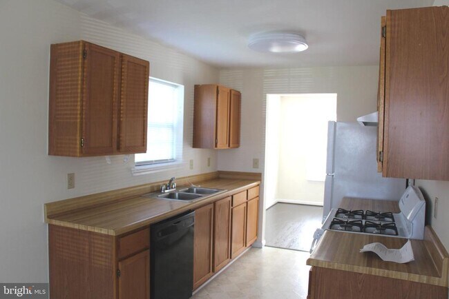 Building Photo - 8638 Chester Ct