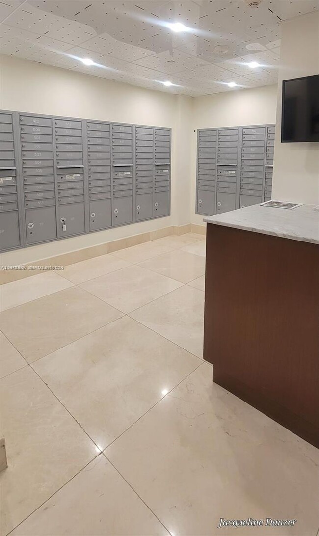 Building Photo - 540 Brickell Key Dr