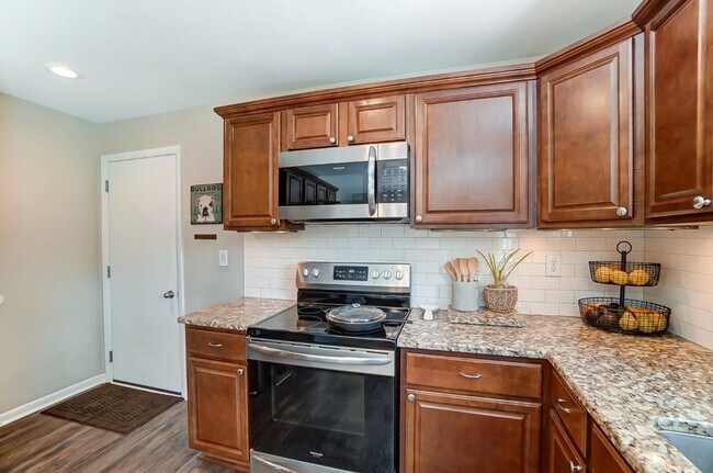 Building Photo - 1599 Yellowglen Dr
