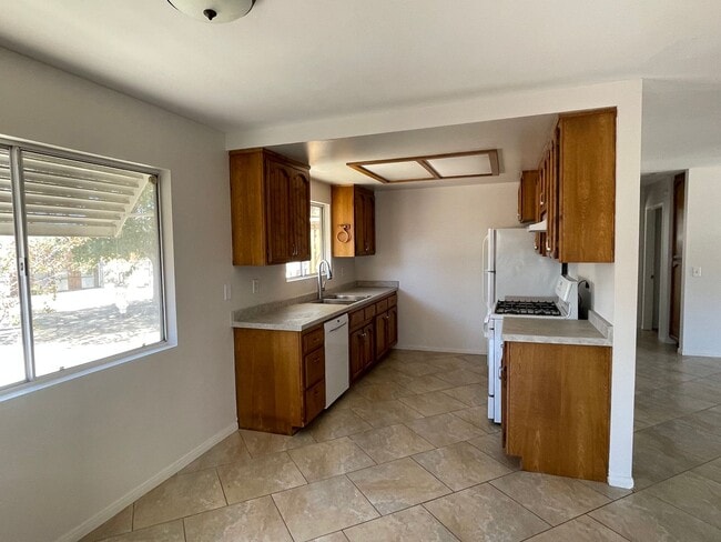 Building Photo - Charming Joshua Tree Village Home
