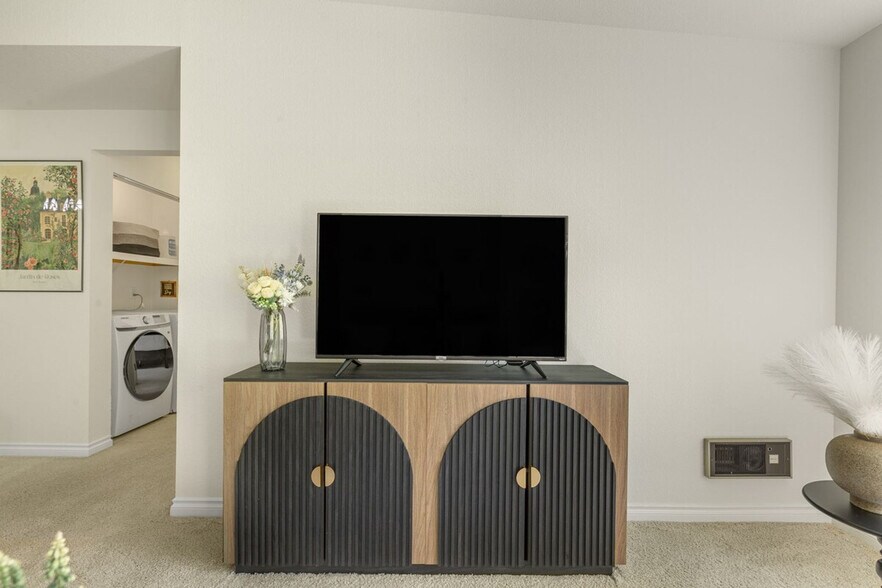 Building Photo - 1264 Bellevue Way NE