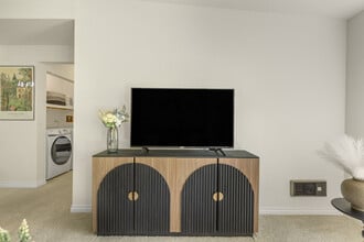 Building Photo - 1264 Bellevue Way NE