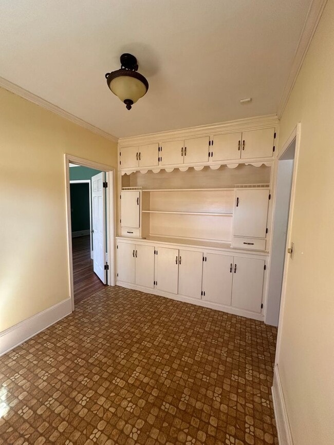 Building Photo - 3 Bed 2 Bath Brick Home with Fenced in Backyard and Additional Living Space