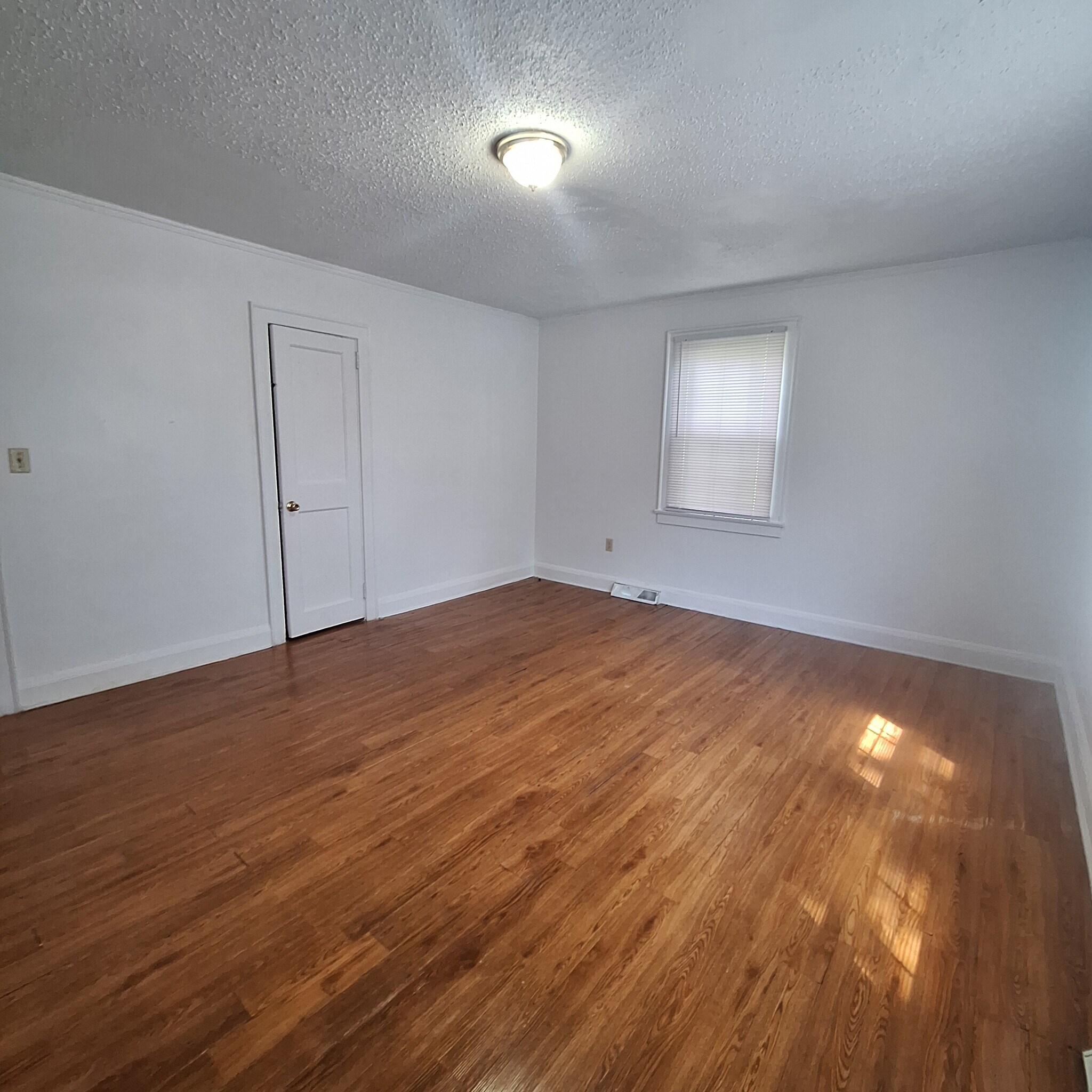 Building Photo - 827 Winston Dr