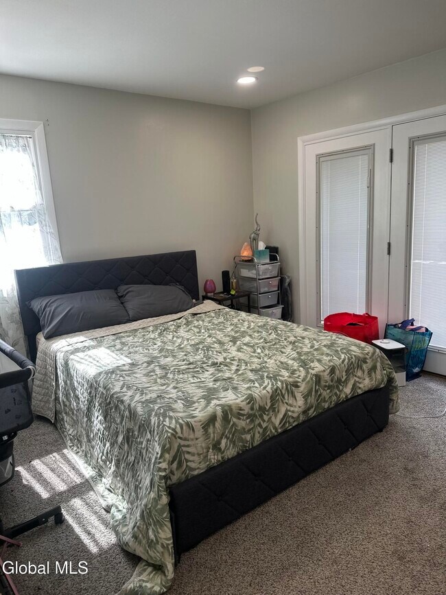 Building Photo - 4 Thoroughbred Ln